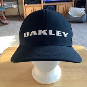 OAKLEY Snapback BASEBALL CAP Men's Adjustable BLACK Trucker HAT Mesh Back